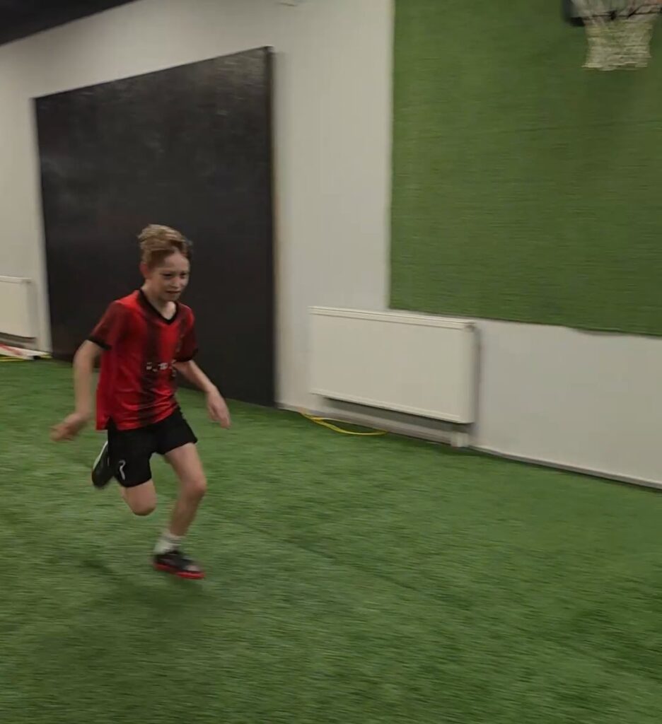 Sztuczna murawa ze znacznikami do testów szybkości i zmiany kierunku w sali Futbol Elite